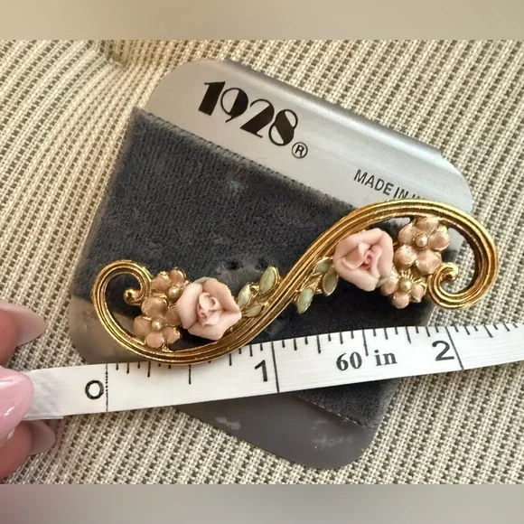 1928 New old stock Ceramoc Pink Rose Flowe on Gold tone Brooch - Picture 6 of 6